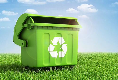 зеленый мусорный бак со знаком переработки